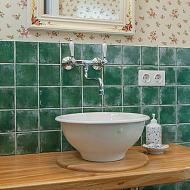 große Dusche und separates WC