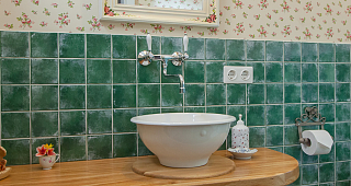 große Dusche und separates WC