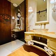Badezimmer mit groißer ebenerdiger Dusche