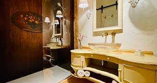 Badezimmer mit groißer ebenerdiger Dusche