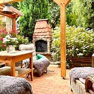 große Westterrasse mit Liege- und Essbereich sowie Außenfeuerstelle