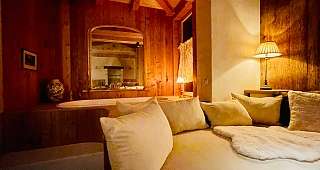 Wohnzimmer mit Badewanne am Kamin