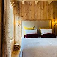 separates Schlafzimmer mit Blick in den Garten