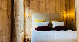 separates Schlafzimmer mit Blick in den Garten