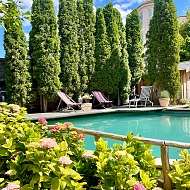 Naturpool mit Sonnenbetten und Liegen