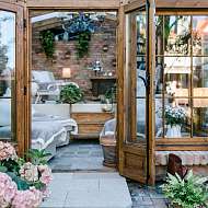 Eingang zum Ruheraum im Garten SPA