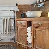 extra Badezimmer mit großer Dusche und WC