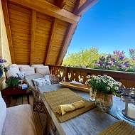 großer Alm Balkon mit Ess- &amp; Grillbereich und Daybett