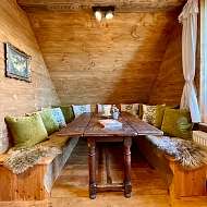 großer Esstisch in der Küche