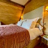 großes Doppelbett im Hauptschlafzimmer