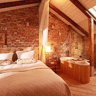 Badewanne neben dem Bett