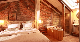 Badewanne neben dem Bett