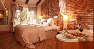 großes Bett mit Blick in den Garten