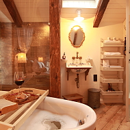 Badbereich mit Dusche, WC &amp; Badewanne