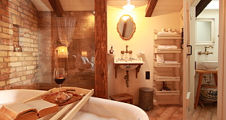 Badbereich mit Dusche, WC &amp; Badewanne