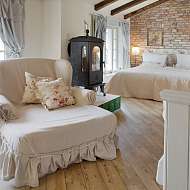 Lesesessel am Kamin Lesesessel am Kamin in der Gartensuite