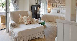 Lesesessel am Kamin Lesesessel am Kamin in der Gartensuite