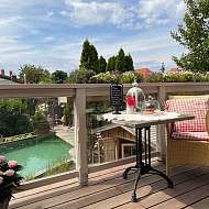 Gartenlaube Terrasse mit Ess- und Liegebereich Gartenlauben Terrasse