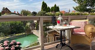 Gartenlaube Terrasse mit Ess- und Liegebereich Gartenlauben Terrasse