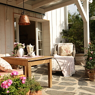 große Gartenterrasse am Bach