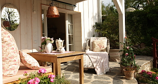 große Gartenterrasse am Bach