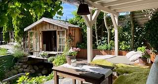 Gartensuite Terrasse mit Ess und Liegebereich Gartensuite Terrasse