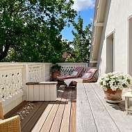 Essbereich auf der sonnigen Terrasse