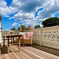 Essbereich auf der großen sonnigen Terrasse