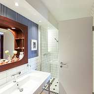 Badezimmer mit großer Dusche &amp; WC