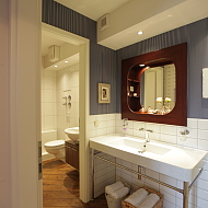 Badezimmer mit separaten WC