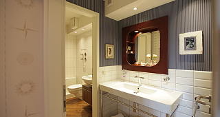 Badezimmer mit separaten WC