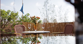 Südterrasse mit Essbereich und privaten Strandkorb