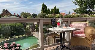 Gartenlaube Terrasse mit Ess- und Liegebereich Gartenlauben Terrasse