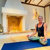 YOGA Gruß mit Yogalehrerin