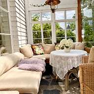 gemütlicher Sitz- und Liegebereich auf der Gartenterrasse