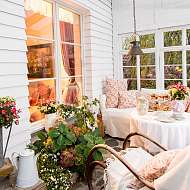 große sonnige Gartenterrasse