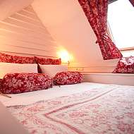 großes Doppelbett in der Ferienwohnung Jugendliebe