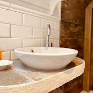 kleines Badezimmer mit WC &amp; Dusche und der Jugendliebe