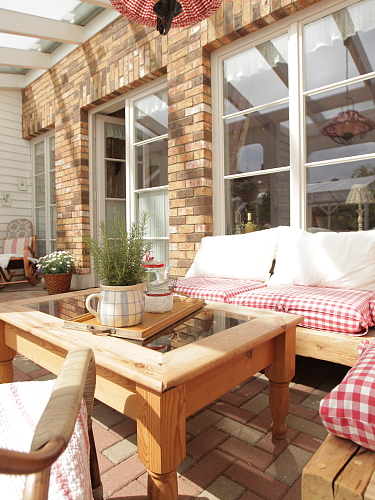 große sonnige Südterrasse