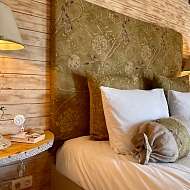 Doppelbett mit Blick in den Garten