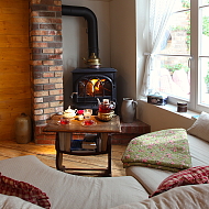 gemütliches Sofa am Kamin