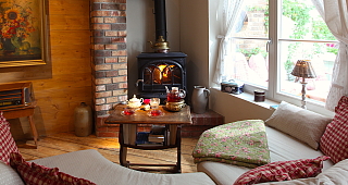 gemütliches Sofa am Kamin