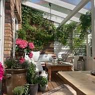 sonnige Südterrasse mit Lounge- und Essbereich