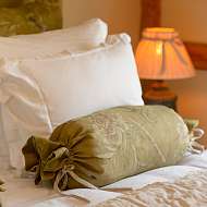 2 Schlafzimmer mit großen Doppelbetten