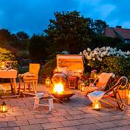große Gartenterrasse mit Feuerschale