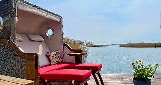 privater Badesteg mit Strandkorb 