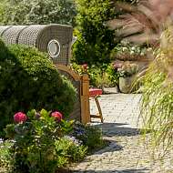 großer Garten mit Essbereich und Sonnenliegen