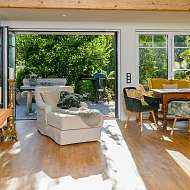 viel Platz im hellen Wohnbereich