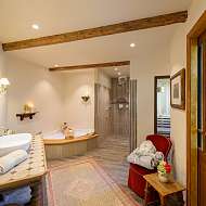 Badezimmer mit großer Dusche &amp; Whirlpool, private Sauna und WC