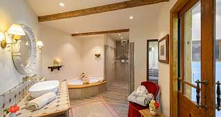 Badezimmer mit großer Dusche &amp; Whirlpool, private Sauna und WC
